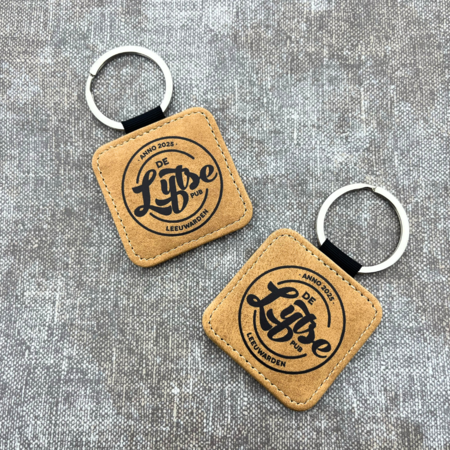 Leren sleutelhanger vierkant met logo in lichtbruin 50x50mm - per 1 stuk