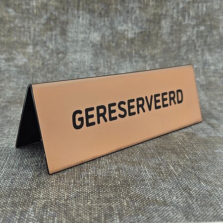 Gereserveerd bordje van acrylaat in koper met gravering 150x50mm  - per 1 stuk
