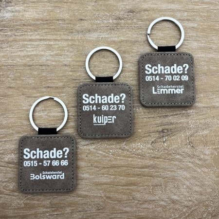 Leren sleutelhanger vierkant met logo in grijs 50x50mm - per 1 stuk
