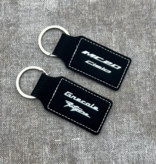 Leren sleutelhanger rechthoek met logo in zwart 33x70mm - per 1 stuk