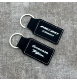 Leren sleutelhanger rechthoek met logo in zwart 33x70mm - per 1 stuk