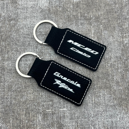 Leren sleutelhanger rechthoek met logo in zwart 33x70mm - per 1 stuk