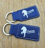 Leren sleutelhanger rechthoek met logo in donkerblauw 33x70mm - per 1 stuk