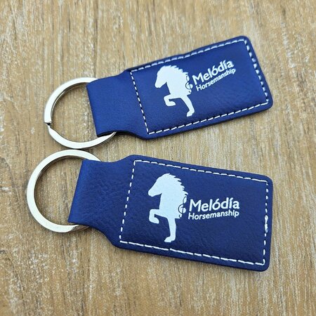 Leren sleutelhanger rechthoek met logo in donkerblauw 33x70mm - per 1 stuk