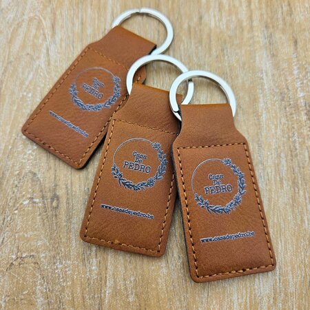 Leren sleutelhanger rechthoek met logo in bruin 33x70mm - per 1 stuk