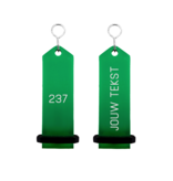 CombiCraft Bumerang aluminium hotel sleutelhanger in groen met zilveren gravering 30x100 mm