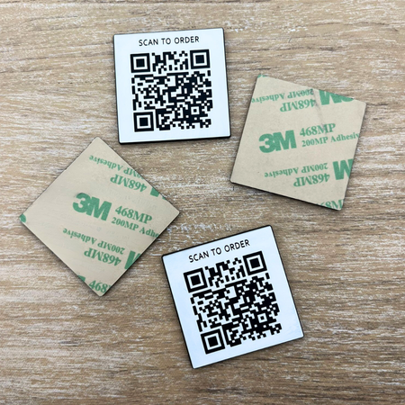 QR-code bordje van acrylaat met tape in het wit - per 1 stuk
