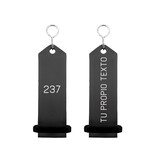 CombiCraft Bumerang aluminium hotel sleutelhanger in zwart met zilveren gravering 30x100 mm