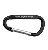 Zwarte karabijnhaak met tekst gravering 60x30mm - per stuk