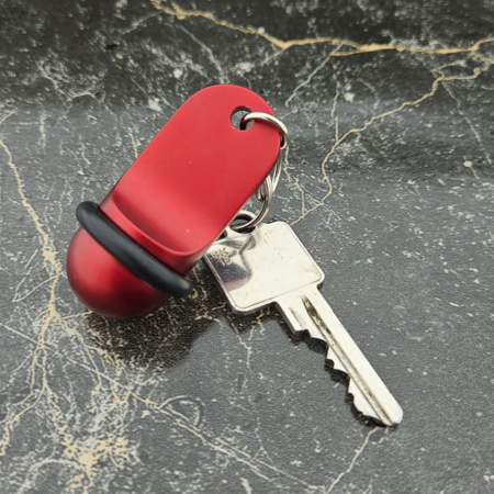 Mini Classic aluminium hotelsleutelhanger in rood met zilveren gravering