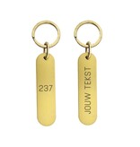 Victor Label aluminium hotel sleutelhanger goud met zwarte gravering met afmetingen van 78 x 20 x 1,5 mm