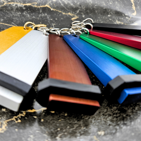 CombiCraft Bumerang aluminium hotel sleutelhanger in blauw met zilver gravering 30x100 mm