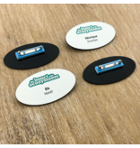 Kunststof naambadge 70x37mm met jouw naam en logo - per stuk