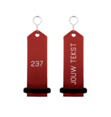 Bumerang aluminium hotel sleutelhanger in rood met zilver gravering 30x100 mm