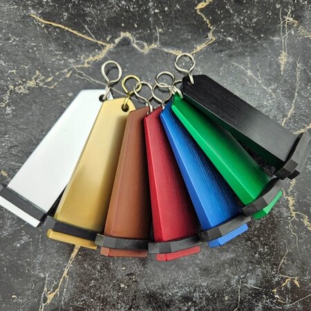 Bumerang aluminium hotel sleutelhanger in rood met zilver gravering 30x100 mm