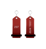 Midi Bumerang aluminium hotel sleutelhanger in rood met zilveren gravering 30x75 mm