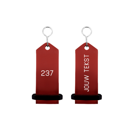 Midi Bumerang aluminium hotel sleutelhanger in rood met zilveren gravering 30x75 mm