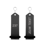 Bumerang aluminium hotel sleutelhanger in zwart met zilveren gravering 30x100 mm