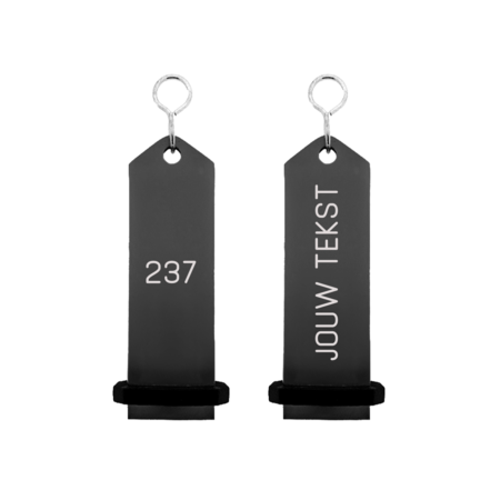 Bumerang aluminium hotel sleutelhanger in zwart met zilveren gravering 30x100 mm