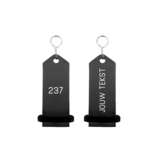 Midi Bumerang aluminium hotel sleutelhanger in zwart met zilveren gravering 30x75 mm