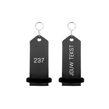 Midi Bumerang aluminium hotel sleutelhanger in zwart met zilveren gravering 30x75 mm