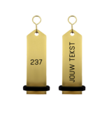 Bumerang aluminium hotel sleutelhanger in goud met zwarte gravering 30x100 mm