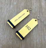 CombiCraft Bumerang aluminium hotel sleutelhanger in goud met zwarte gravering 30x100 mm