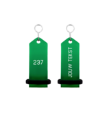 Midi Bumerang aluminium hotel sleutelhanger in groen met zilveren gravering 30x75 mm