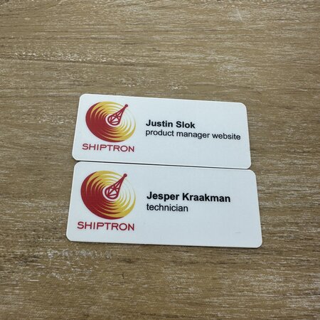 Kunststof naambadge Topper 72x30mm met jouw logo - per stuk