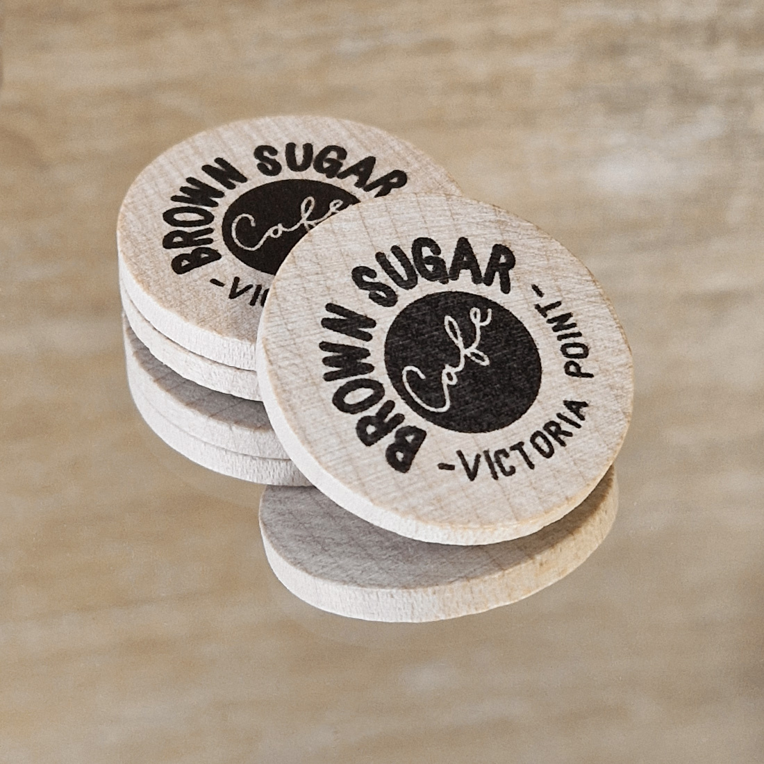 Simplistisch en natuurlijk: houten consumptiemunten met zwarte opdruk