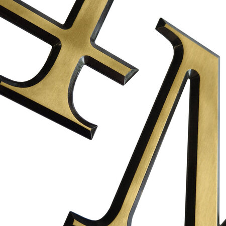 Messing gesatineerde letters met gebruineerde contourranden voor aan de muur - per stuk