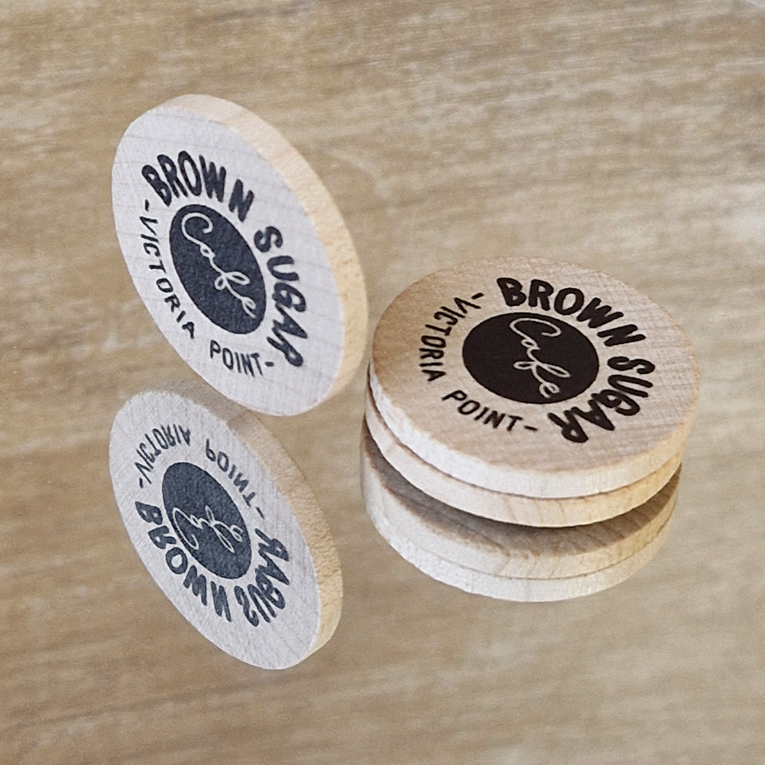 Detail zijkant houten consumptiemunt