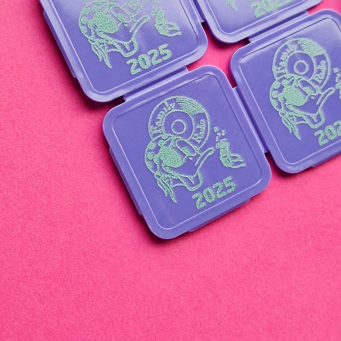 Detail close up breekmunt paars met turquoise opdruk