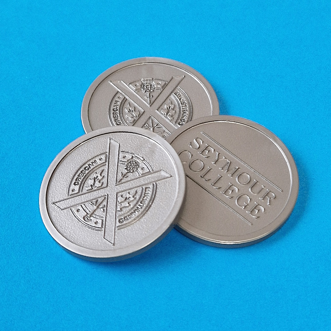 Detail drie plastic reliëf munten op elkaar