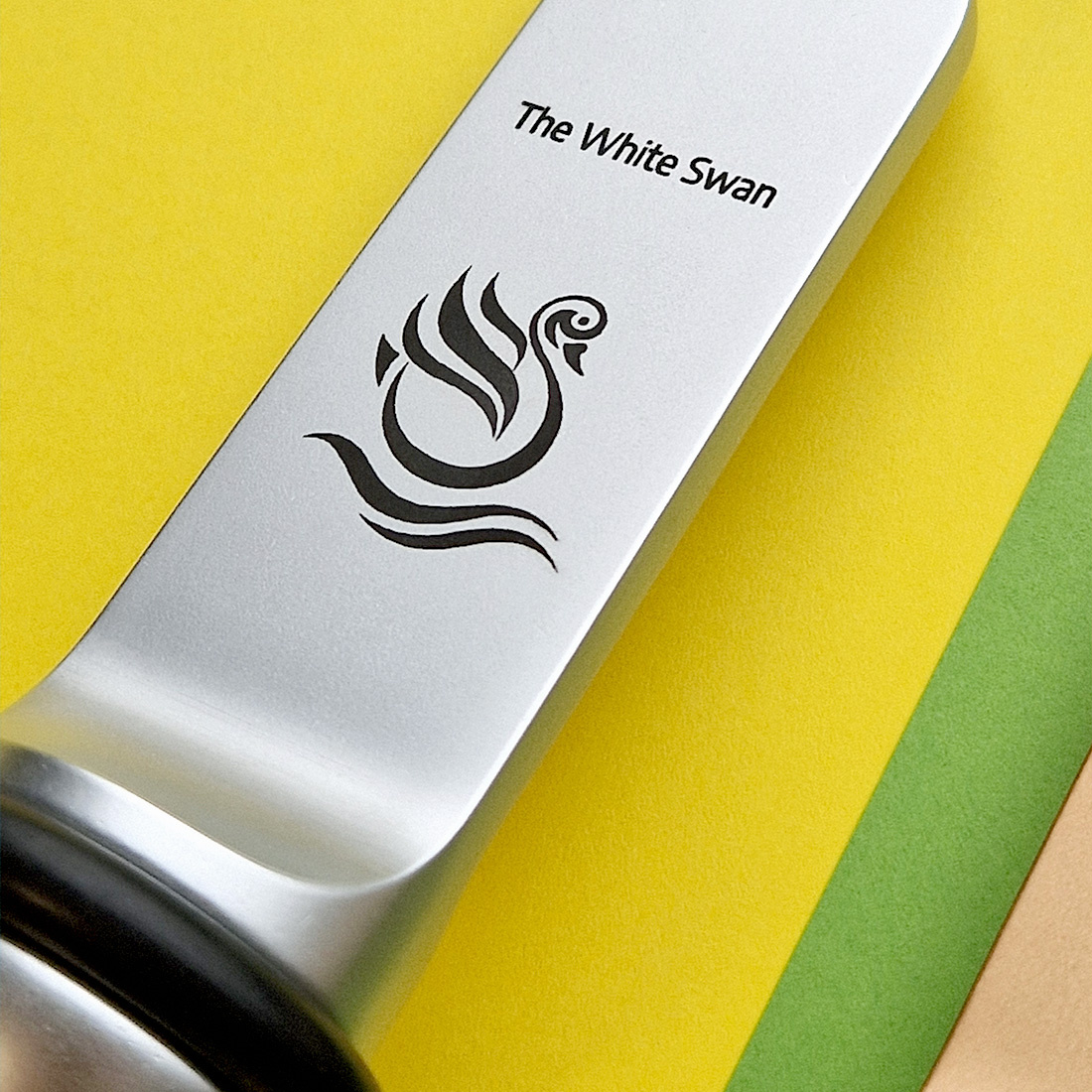 Detail close up van gravering op big classic hotel sleutelhanger