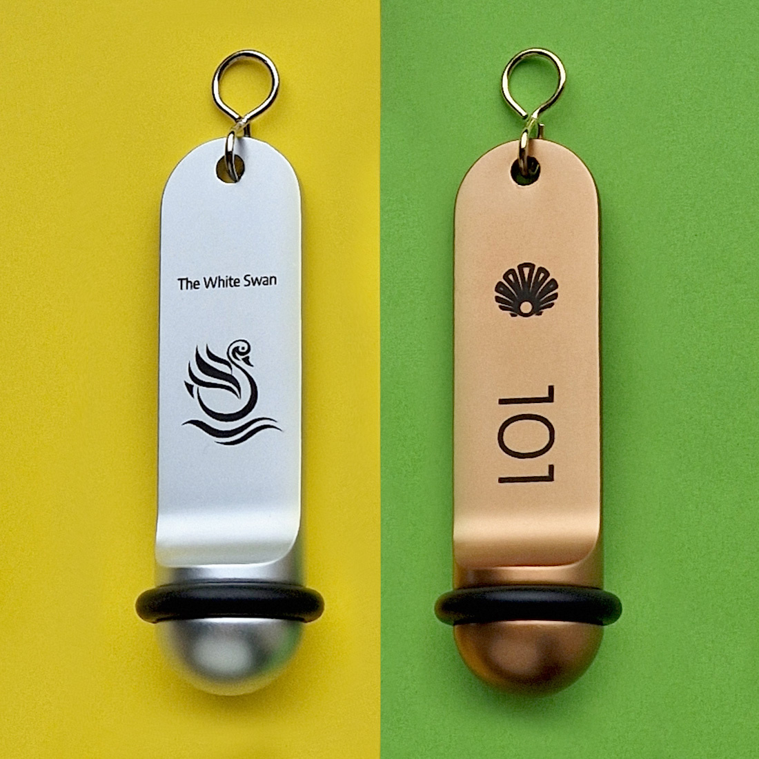 Overview van twee big classic hotel sleutelhanger met gravering recht