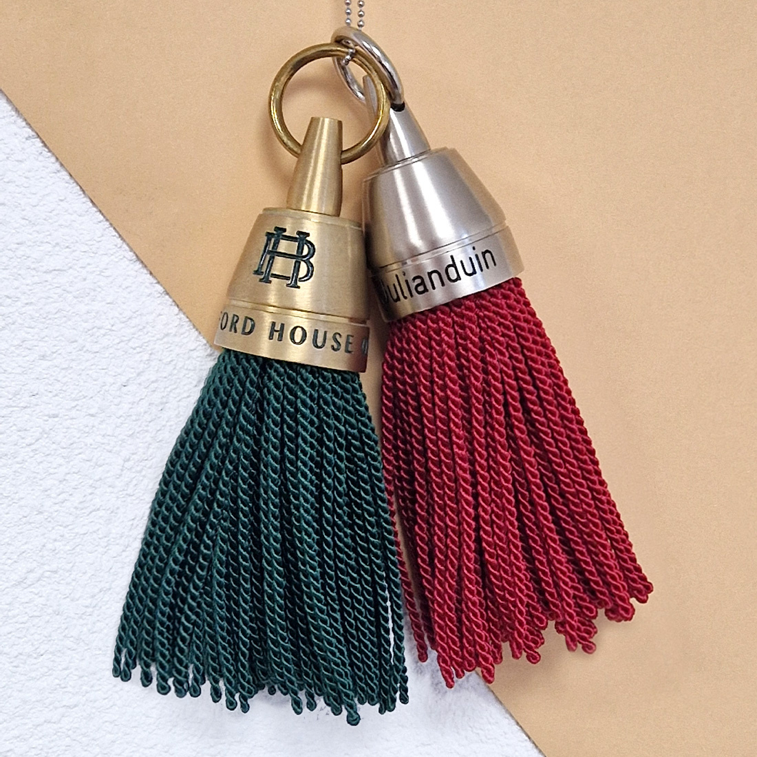 Overview van twee Philadelphia hotel sleutelhangers naast elkaar met gravering