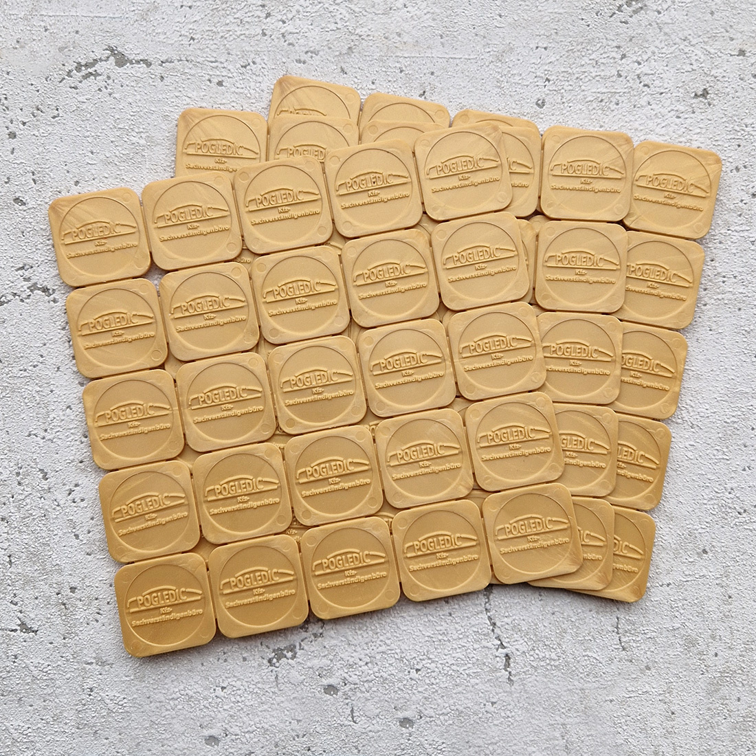 Overview gouden breekmatjes met relief op elkaar gestapeld