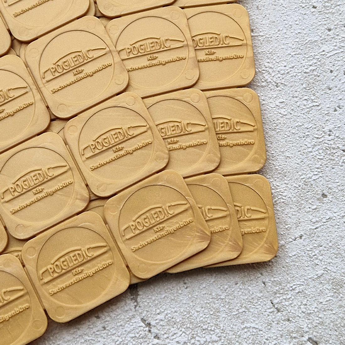 Detail close up van gouden breekmatjes met tekst in reliëf