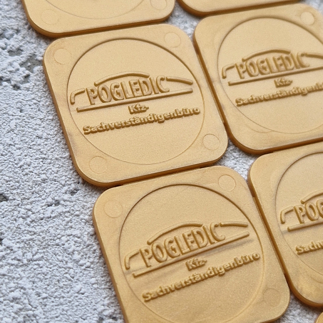 Detail close up gouden breekmunten met tekst in reliëf