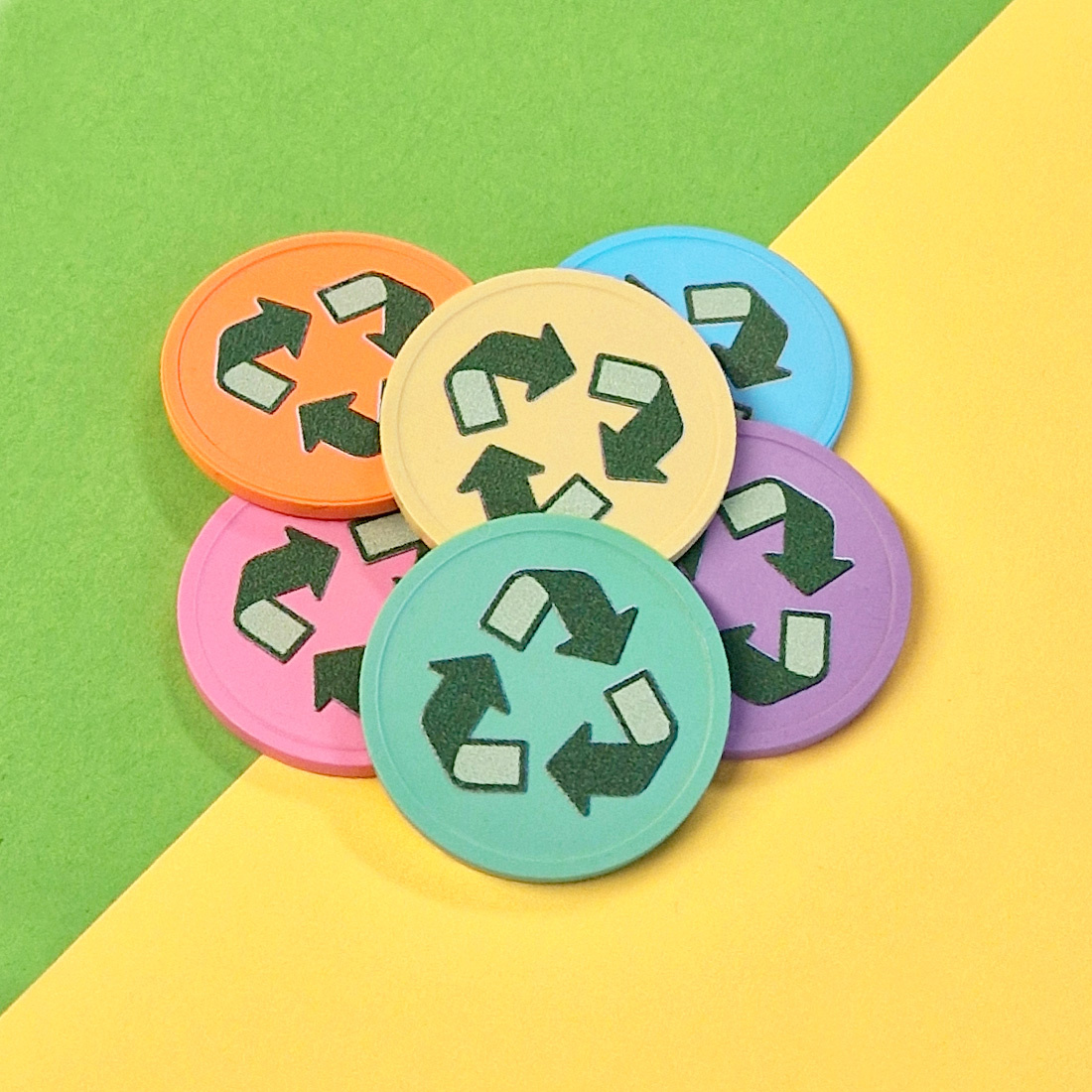 Detail overview van plastic recyclede munten in kleuremix