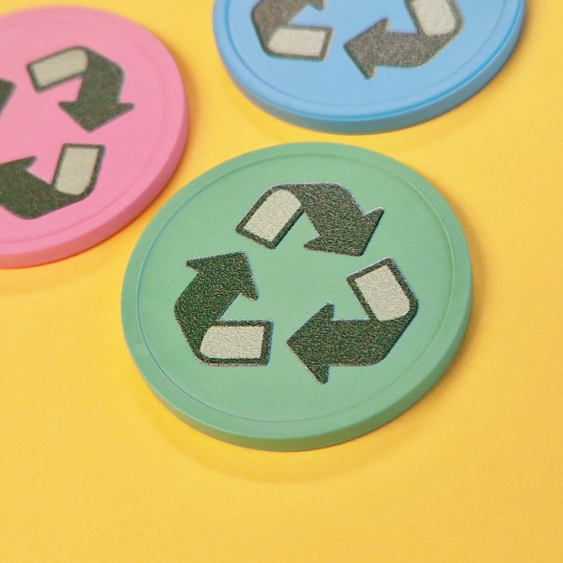 Detail close up van plastic gerecyclede munten met recycle icoon