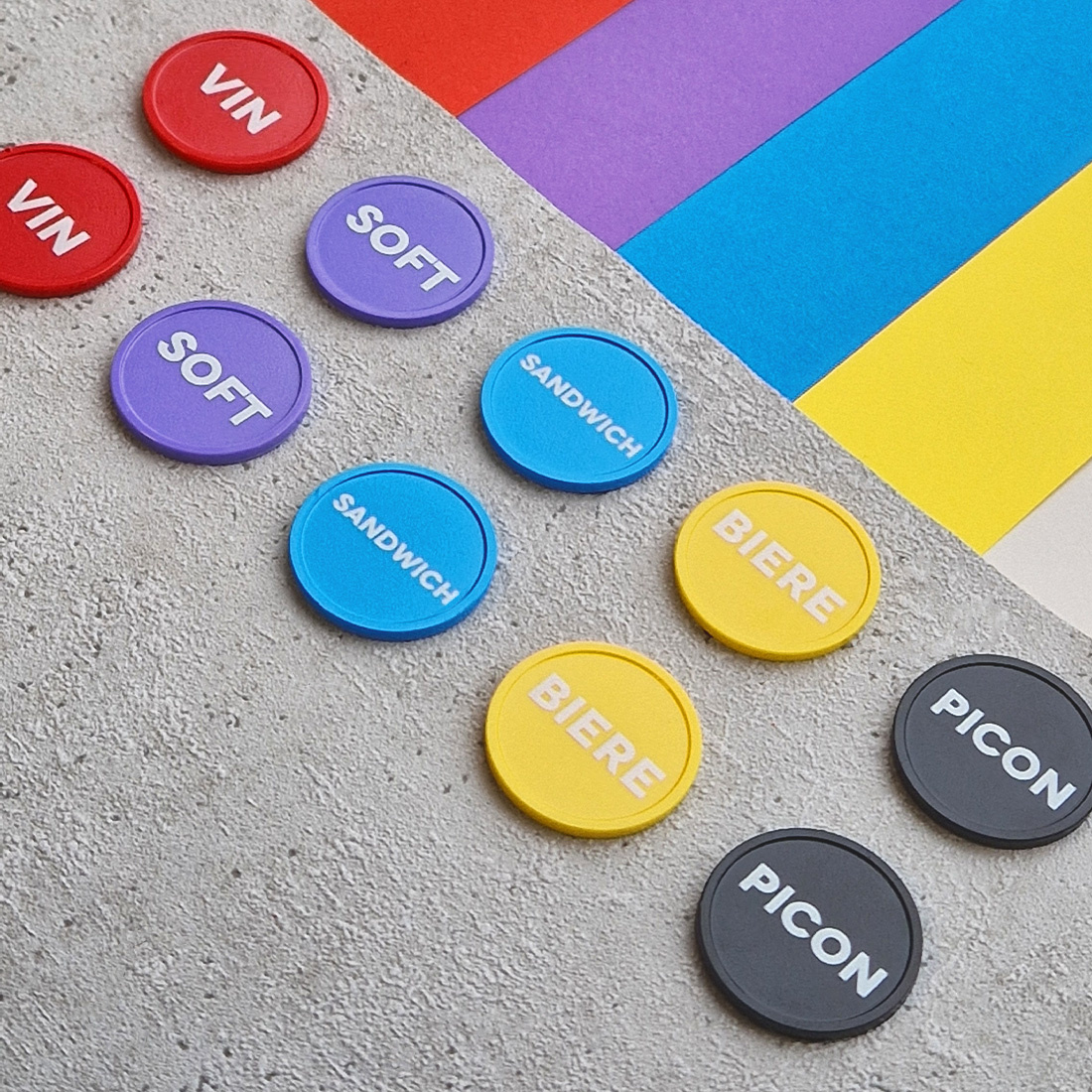 Detail close up plastic gekleurde munten met tekst schuin gefotograveerd