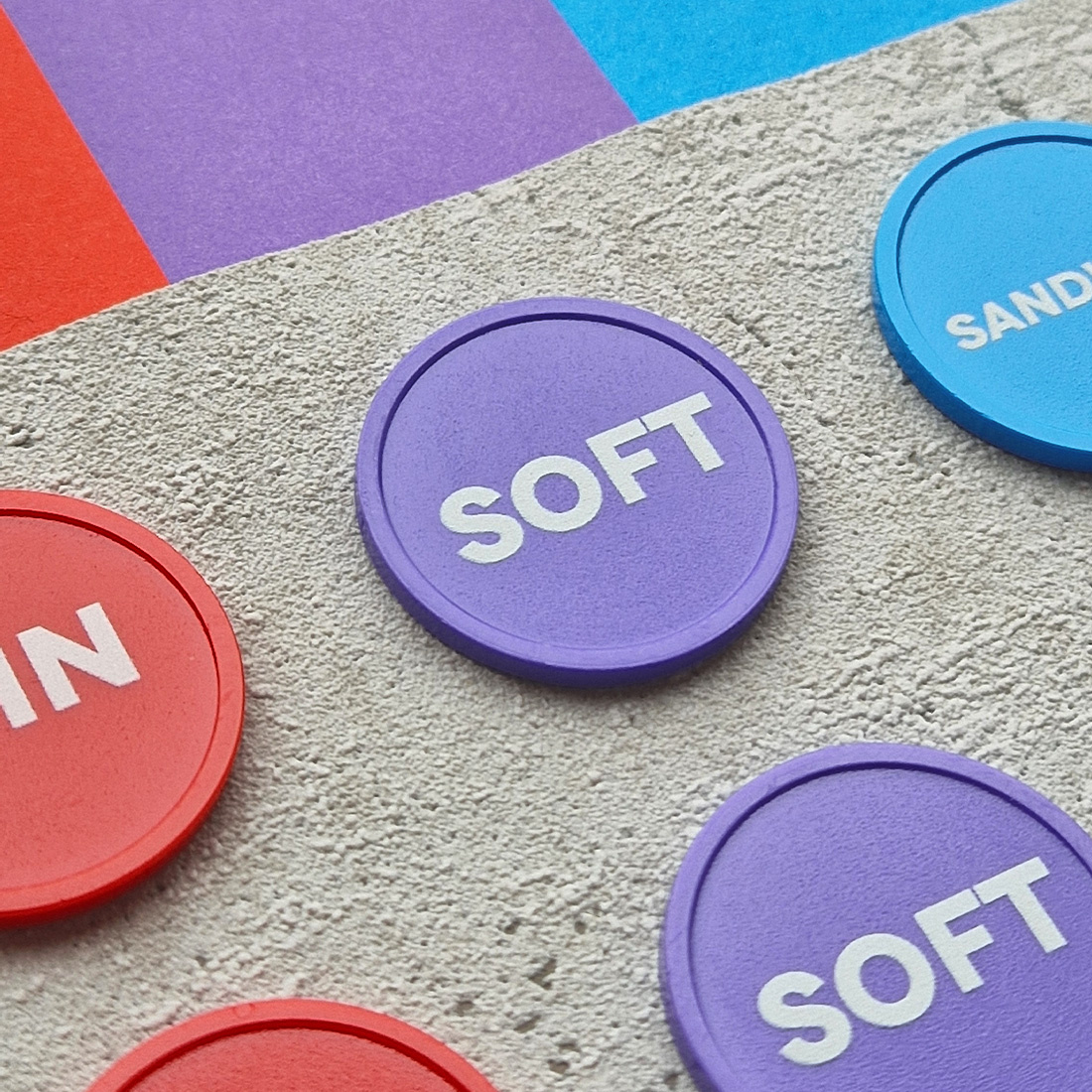 Detail close up witte tekst soft op plastic munt