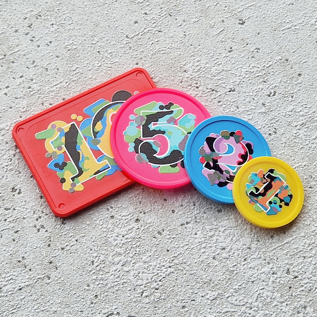 Overvieuw plastic gekleurde munten bedrukt met getallen full colour