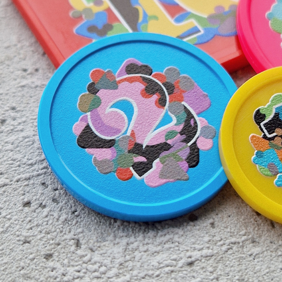 Detail close up gekleurde plastic munten bedrukt met getallen