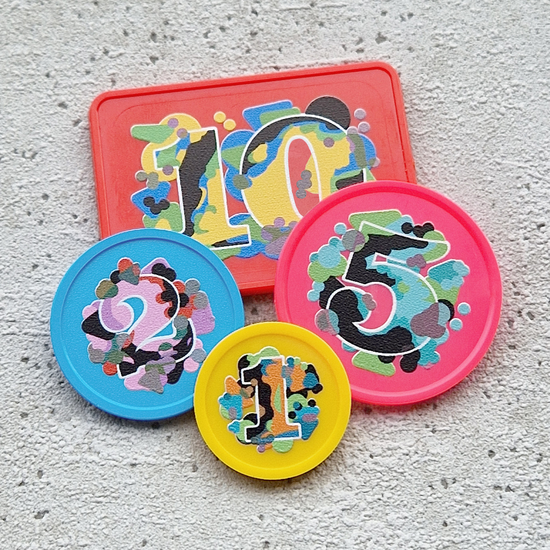 Overview van plastic munten in verschillende maten bedrukt met getallen