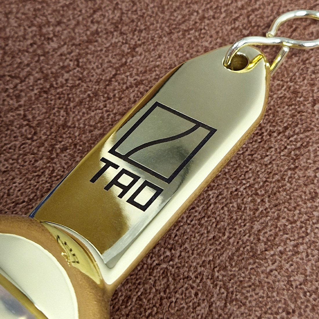 Close up van gravering op messing capital hotel sleutelhanger