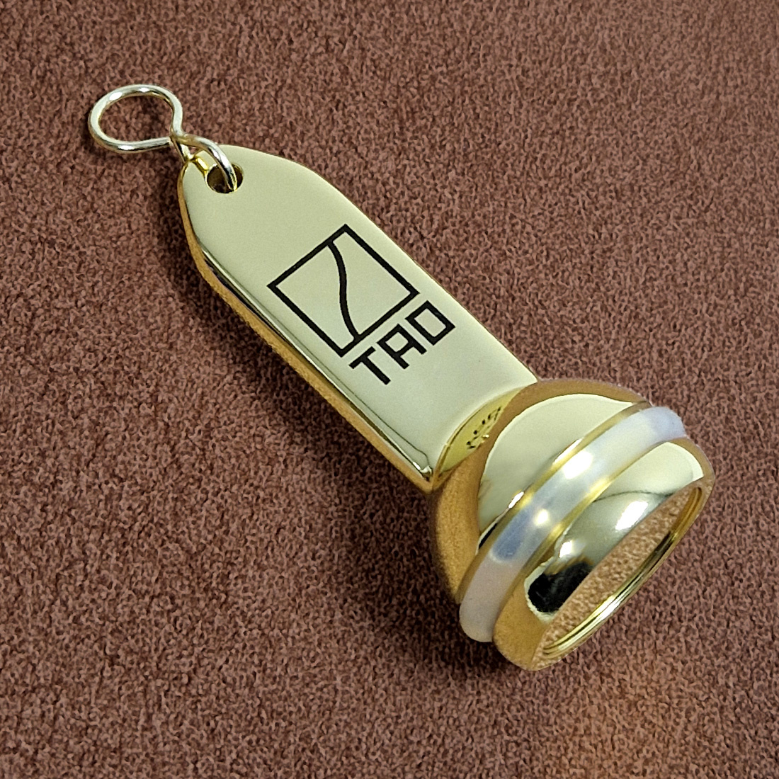 Overview van hotel sleutelhanger capital met gravering schuin