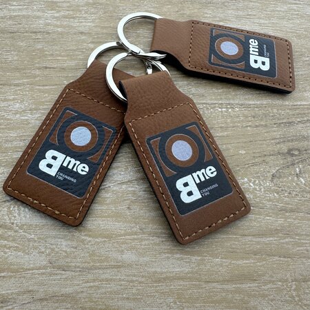 Leren sleutelhanger rechthoek met logo in bruin 33x70mm - per 1 stuk